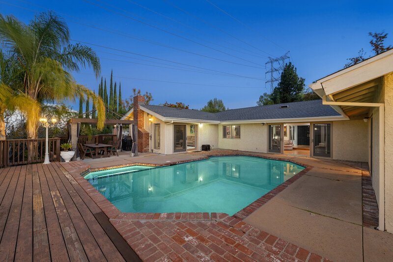 Casa con alberca al frente