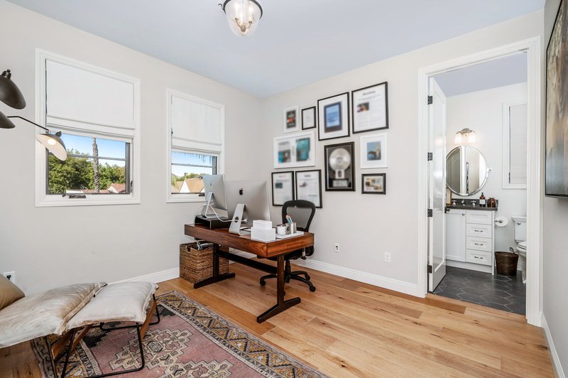 Cuarto de estudio con escritorio y lugar armonioso