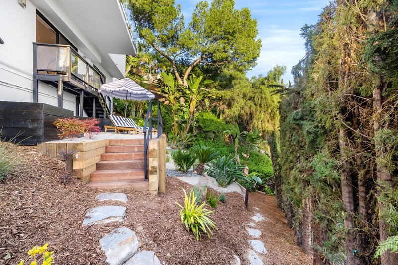 Casa con escaleras al frente y jardín