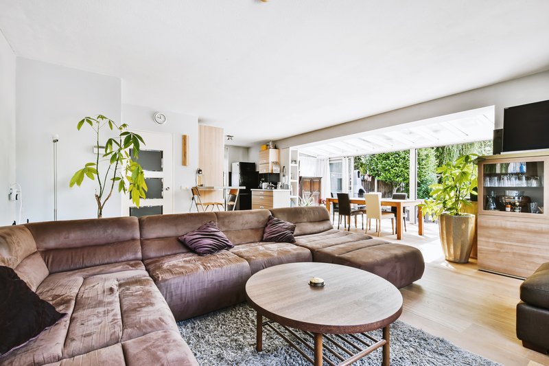 Sala color café con mesa de centro redonda de madera